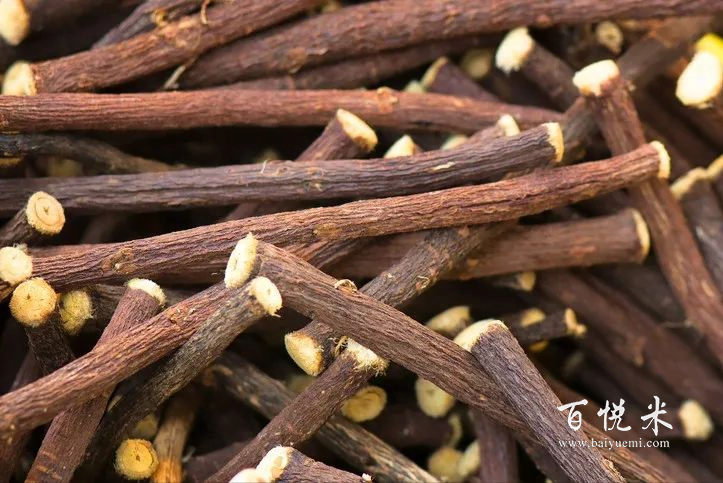 為什么要用金酒為基酒來調(diào)雞尾酒?那是因?yàn)榻鹁朴羞@些原料